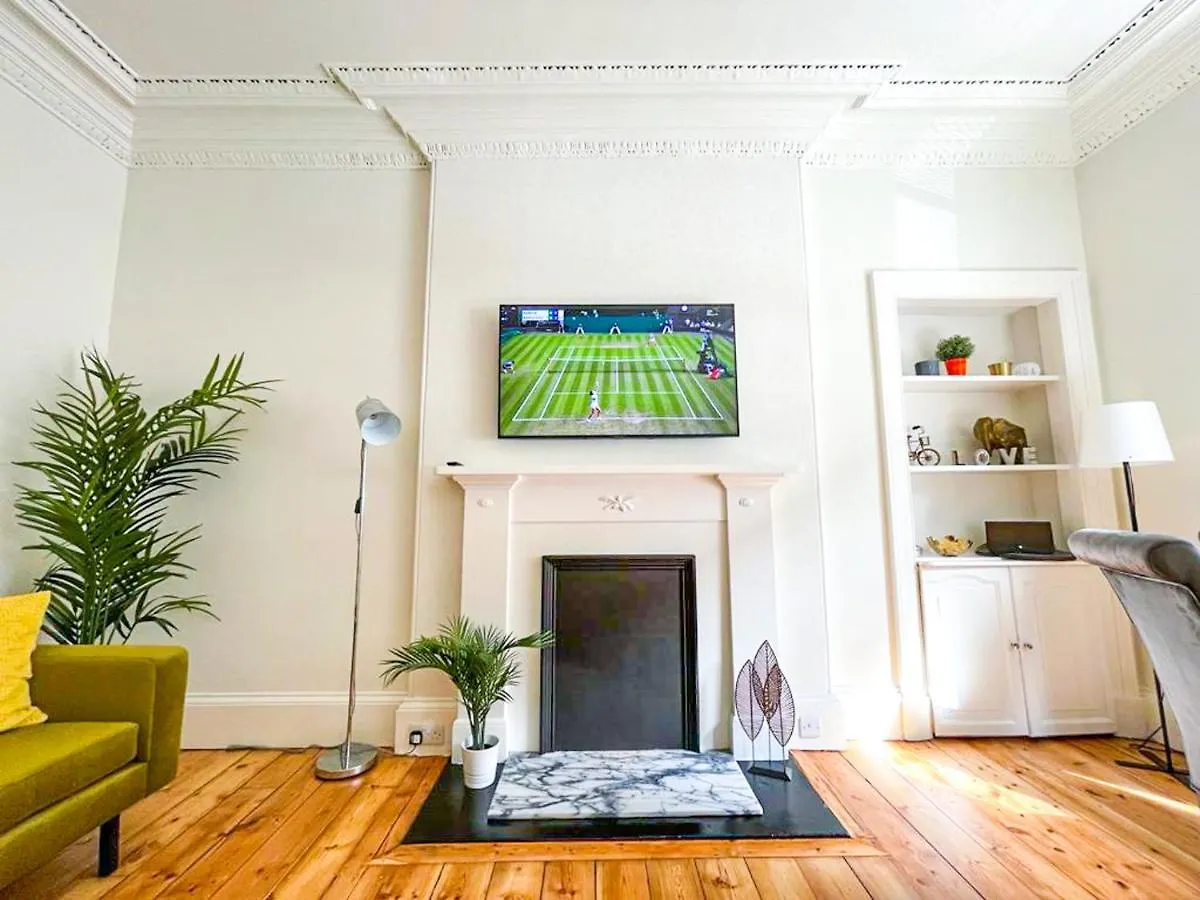 Desirable 2 Bed Apt Near Edinburgh Castle Lägenhet