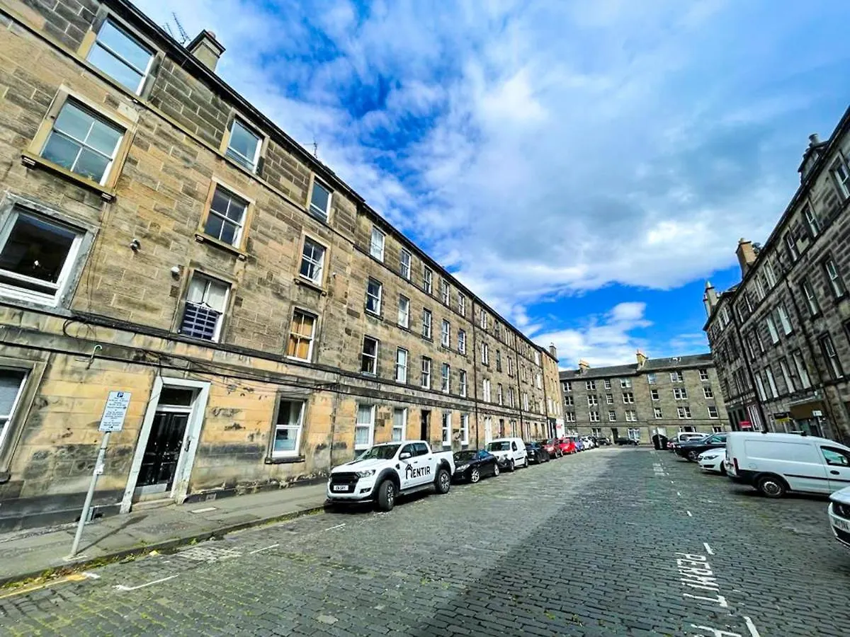 Desirable 2 Bed Apt Near Edinburgh Castle Lägenhet