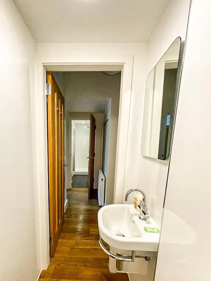 Desirable 2 Bed Apt Near Edinburgh Castle