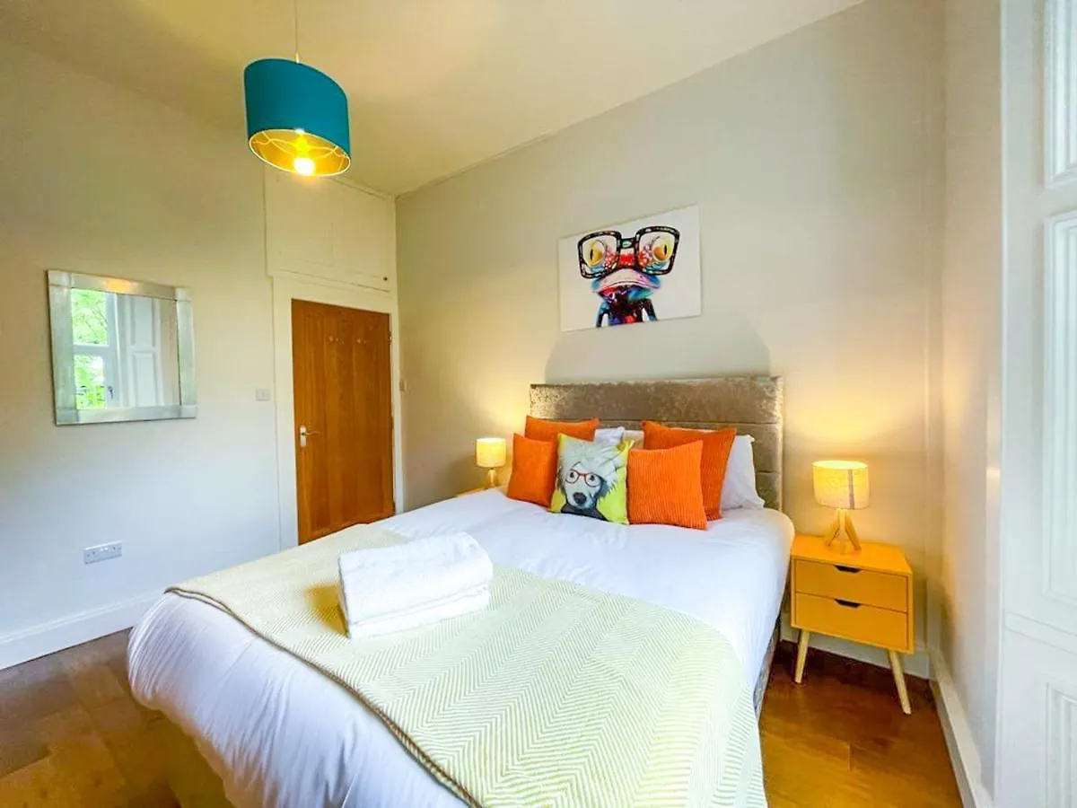 Desirable 2 Bed Apt Near Edinburgh Castle Appartement